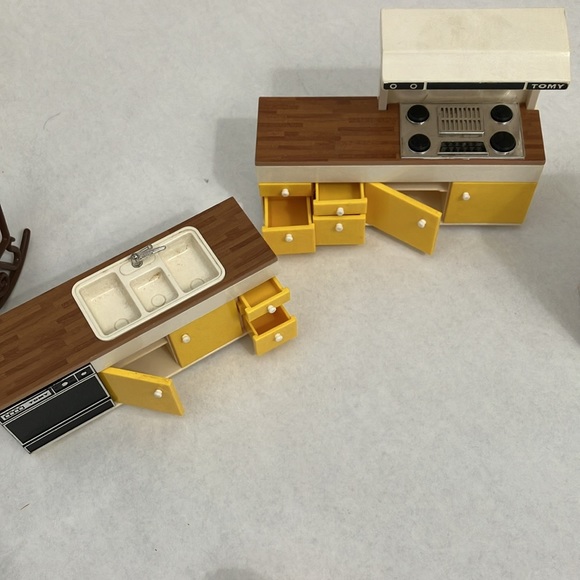 Vintage TOMY Japan Deluxe Dollhouse Furniture 1970s - 21 pieces - Picture 10 of 13